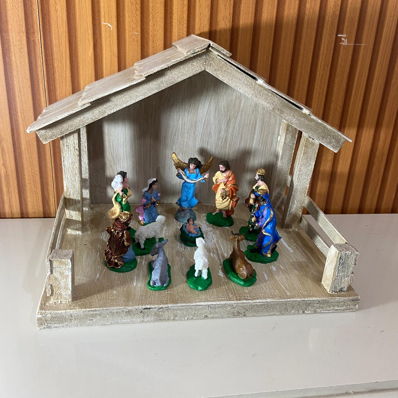 CASINHA COM PRESÉPIO DE RESINA NACIONAL 12 PEÇAS 07CM (CONJUNTO)