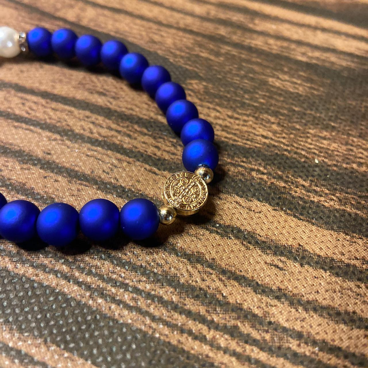 PULSEIRA PÉROLA  AZUL COM PINGENTE MEDALHA SÃO BENTO  (03 UNIDADE)