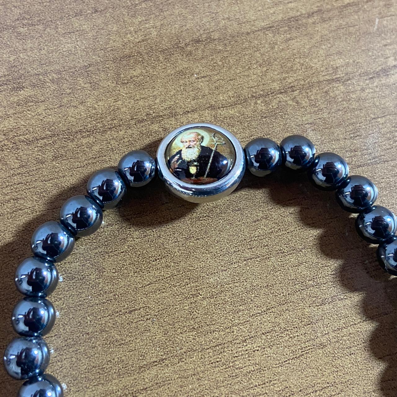 PULSEIRA HEMATITA MEDALHA RESINADA SÃO BENTO  ( 5 UNIDADES)