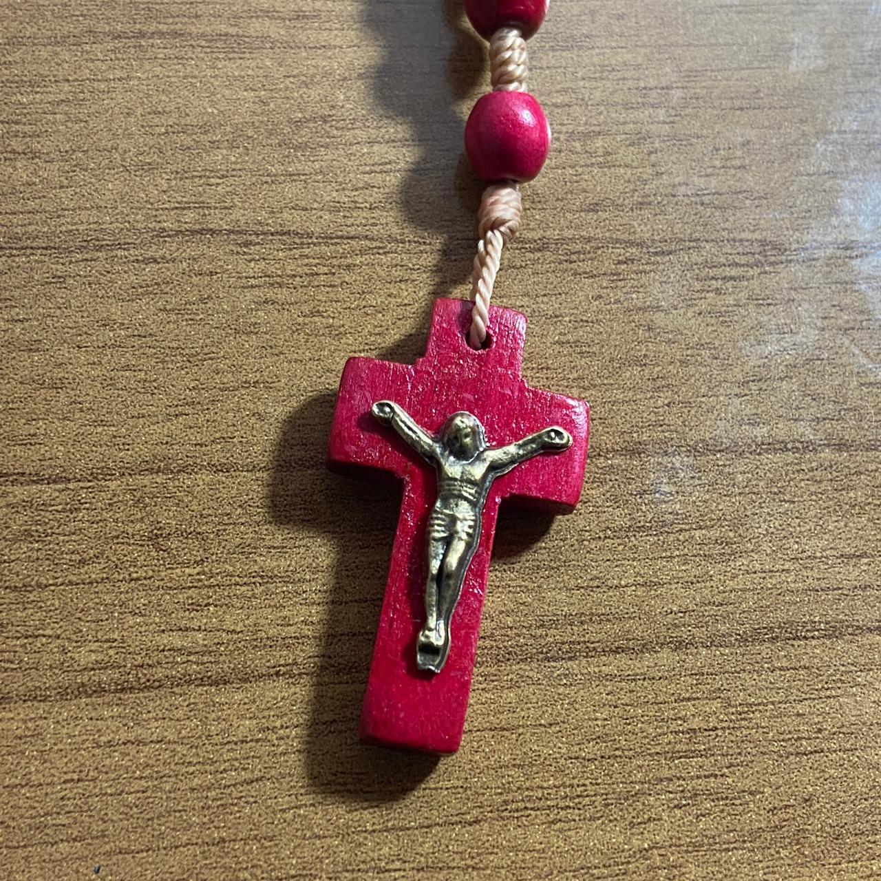 TERÇO DE MADEIRA MÃOS ENSANGUENTADAS DE JESUS 6MM MOD3 (3 UNIDADES)