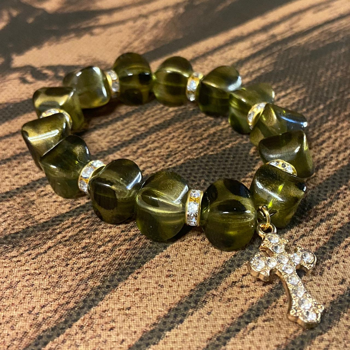 PULSEIRA PÉROLA MARROM EDOURADA COM PINGENTE DE CRUZ 10MM  (03 UNIDADES)