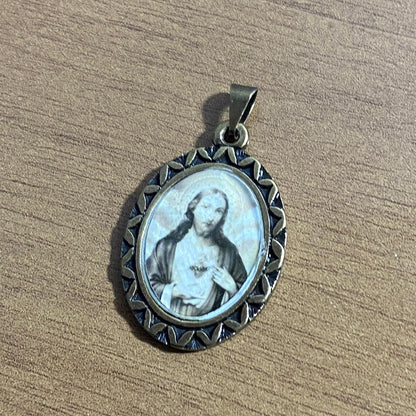 PINGENTE OURO VELHO RESINADO SAGRADO CORAÇÃO DE JESUS  (6 UNIDADES)