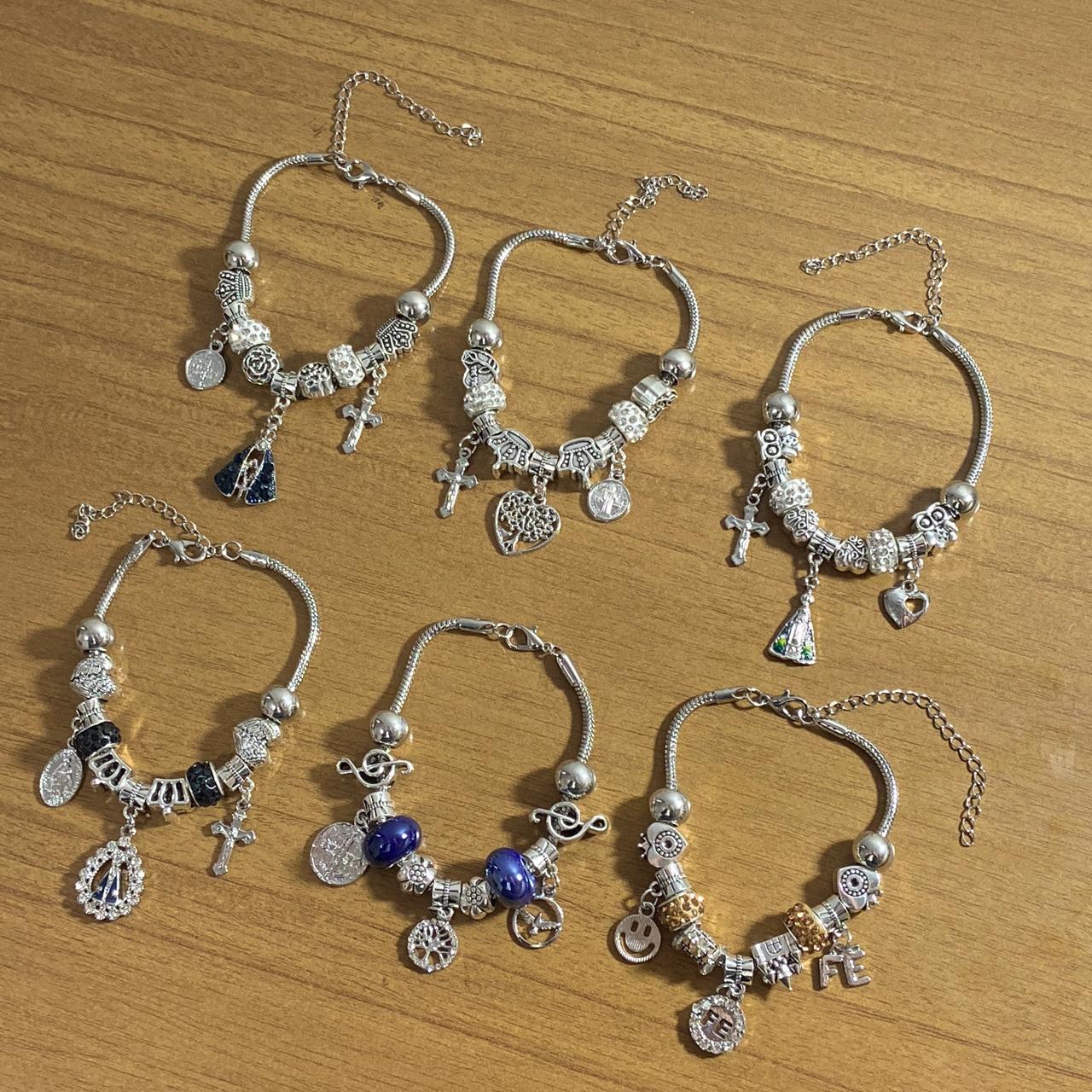 PULSEIRA PRATEADA COM BERLOQUES MODELOS SORTIDOS (6 UNIDADES)