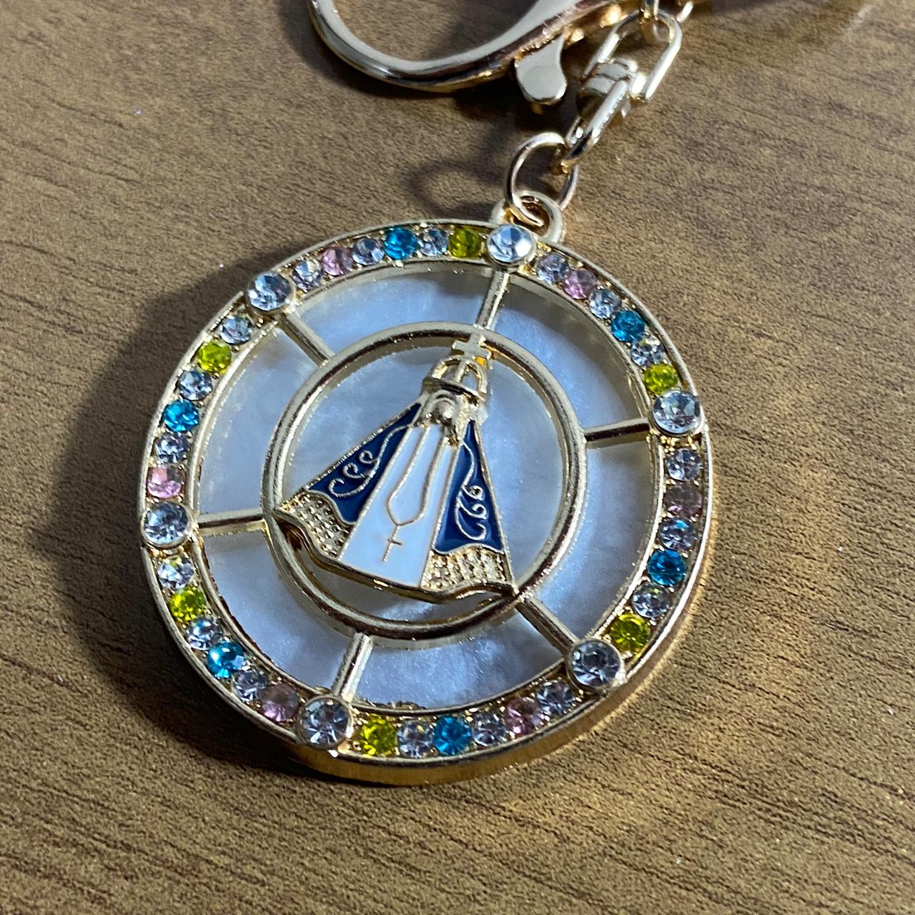 CHAVEIRO LUXO MADREPÉROLA COM STRASS COLORIDO NOSSA SENHORA APARECIDA COM MOSQUETE  (6 UNIDADES)