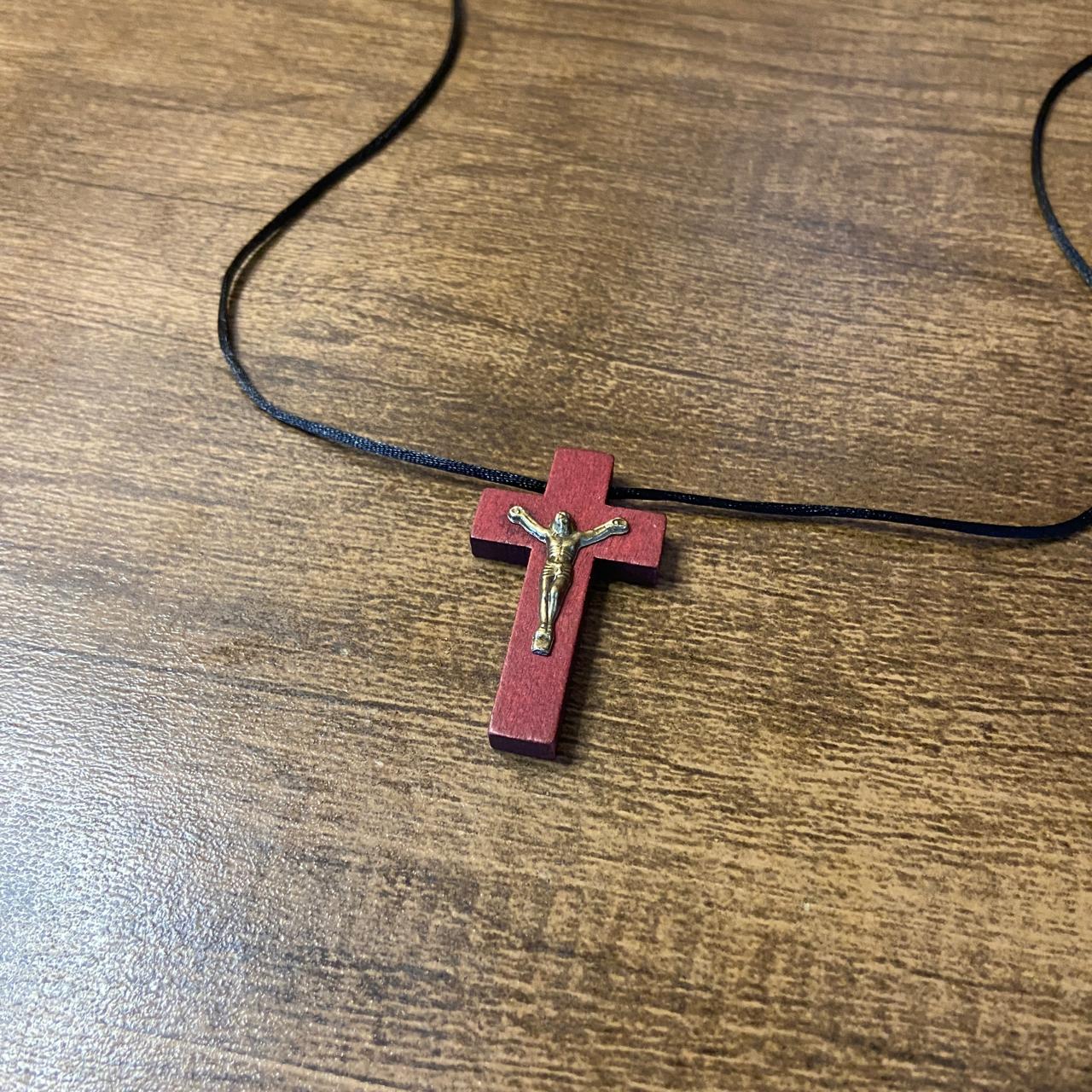 CORDÃO COM CRUCIFIXO DE MADEIRA MARROM (12 UNIDADES)
