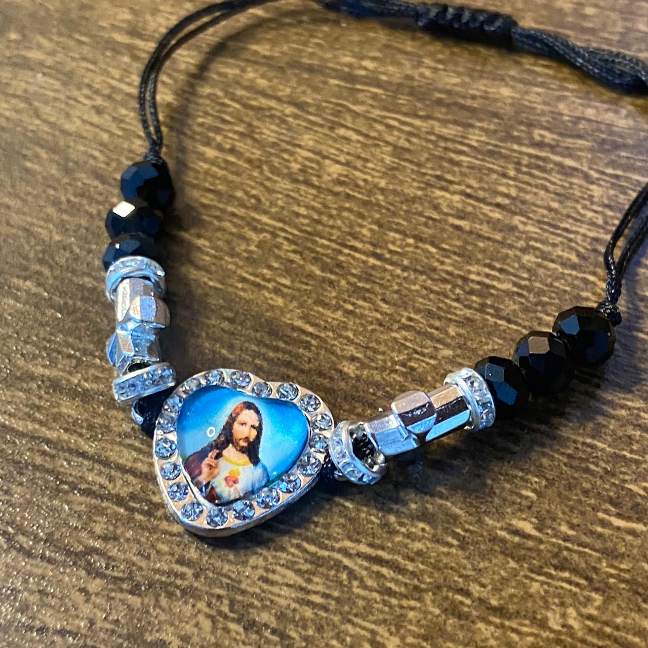 PULSEIRA REGULÁVEL CRISTAL PRETO COM MEDALHA RESINADA SAGRADO CORAÇÃO DE JESUS  ( 01 UNIDADE)