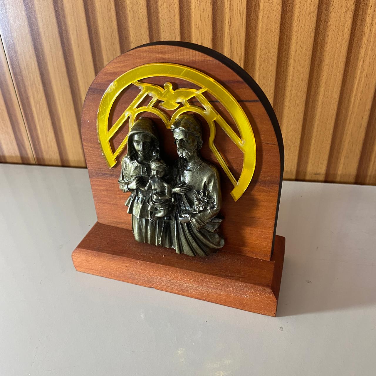 ADORNO DE MESA MADEIRA SAGRADA FAMÍLIA METAL OURO VELHO 13CM (1 UNIDADE)
