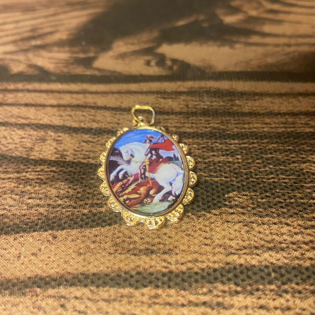 MEDALHA DOURADA RESINADA SÃO JORGE 04CM  ( 3 UNIDADES)