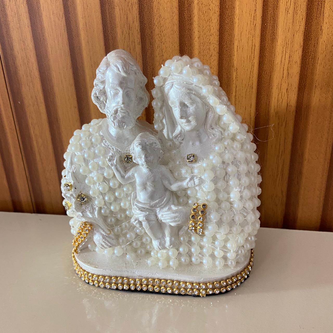 BUSTO DE GESSO SAGRADA FAMÍLIA BRANCO COM PÉROLA E STRASS DOURADO 13CM (1 UNIDADE)