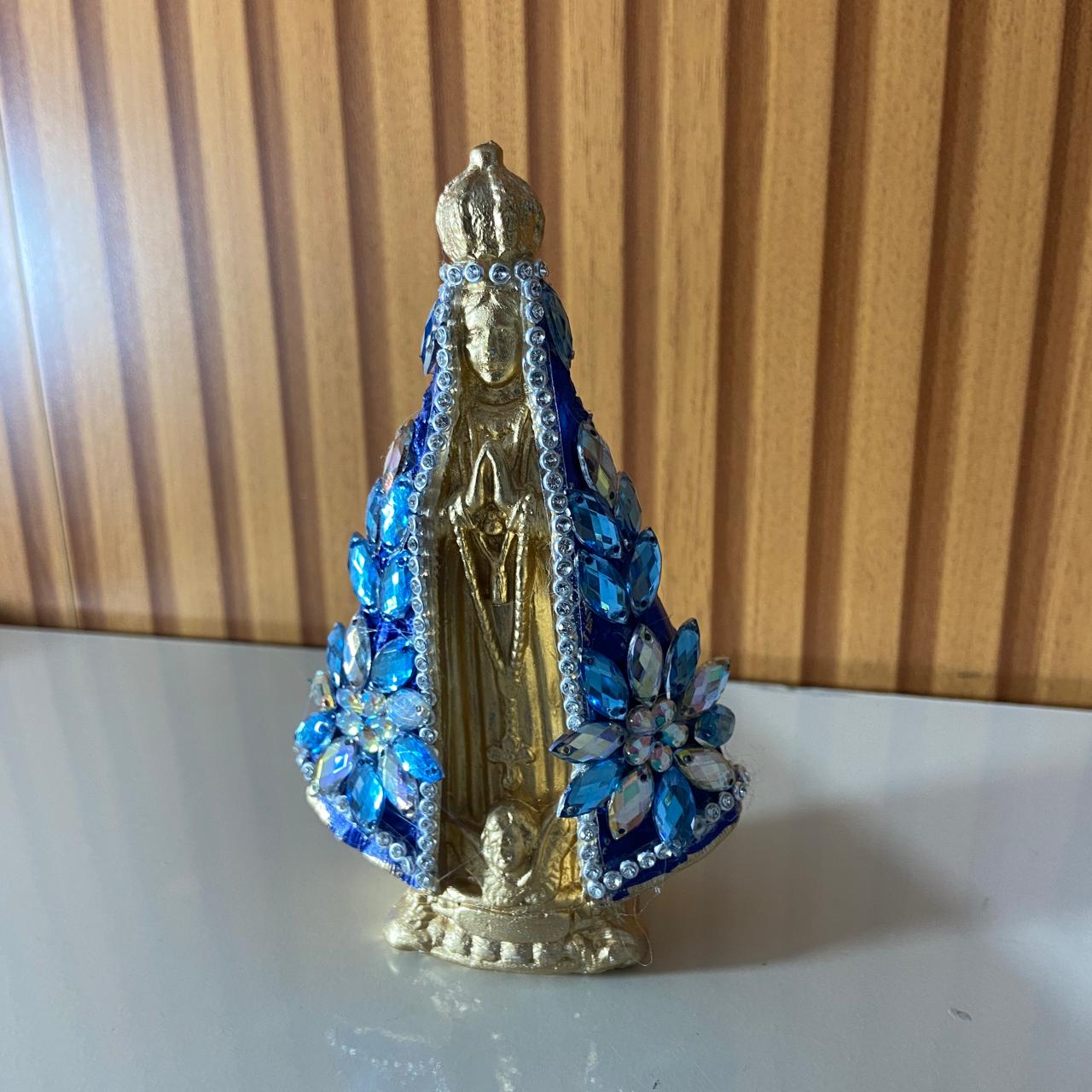 IMAGEM DE GESSO NOSSA SENHORA APARECIDA DOURADA E AZUL COM PEDRARIA 13,5CM (1 UNIDADE)