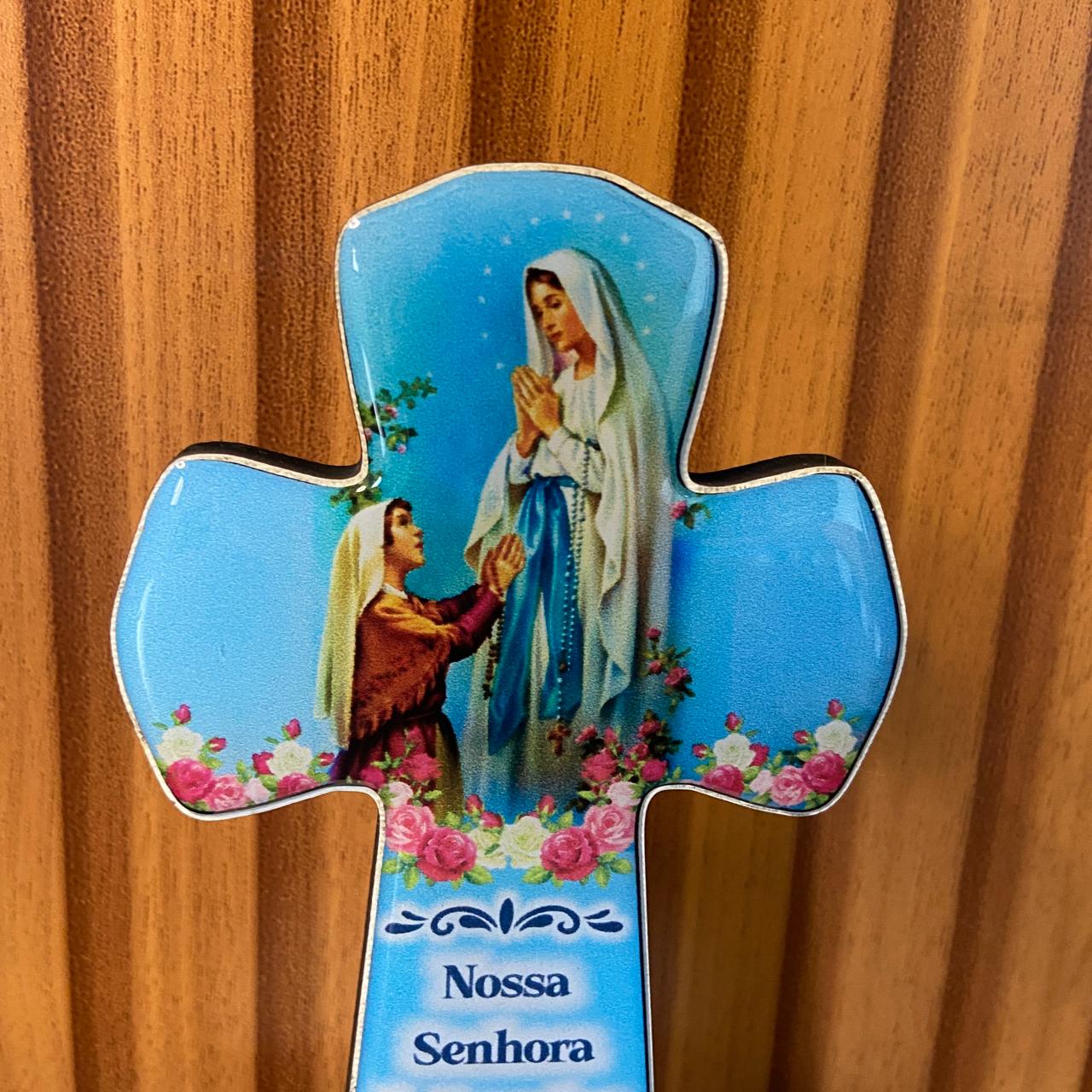 IMAGEM DE MESA MDF CRUZ RESINADA NOSSA SENHORA DE LOURDES (1 UNIDADE)