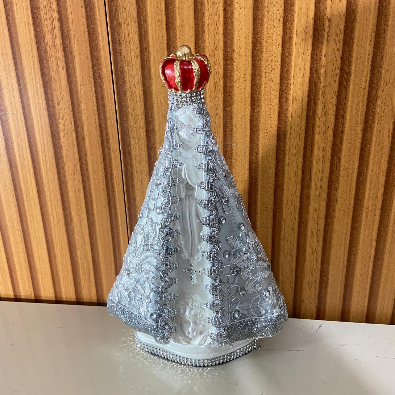 IMAGEM DE GESSO NOSSA SENHORA APARECIDA BRANCA MANTO PRATEADO COM STRASS 26,5CM (1 UNIDADE)
