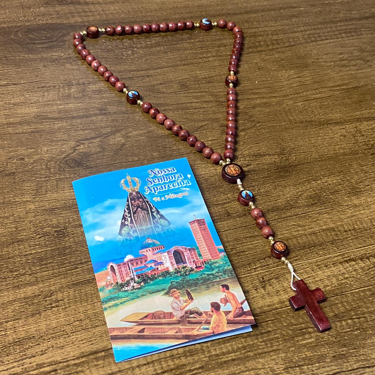 TERÇO DE MADEIRA NOSSA SENHORA APARECIDA E MEDALHA SÃO BENTO 7 MEDALHAS 8MM (3 UNIDADES)