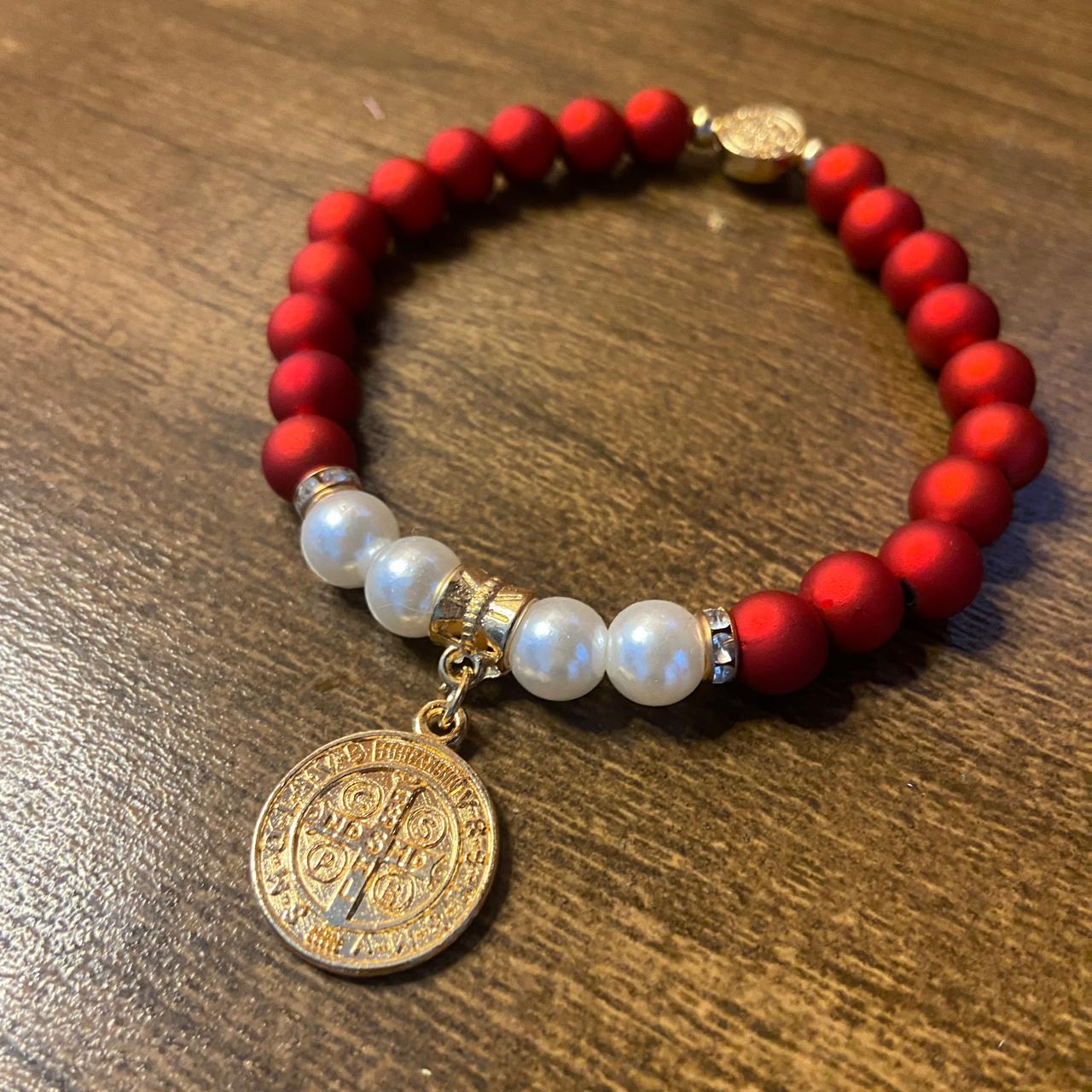 PULSEIRA PÉROLA VERMELHA COM PINGENTE MEDALHA SÃO BENTO  (03 UNIDADE)