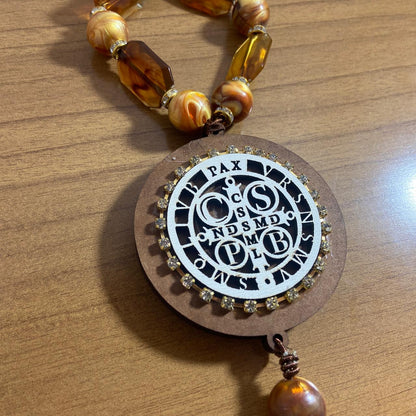 ADORNO COM PEDRARIA MEDALHA SÃO BENTO MDF E STRASS 30CM (1 UNIDADE)