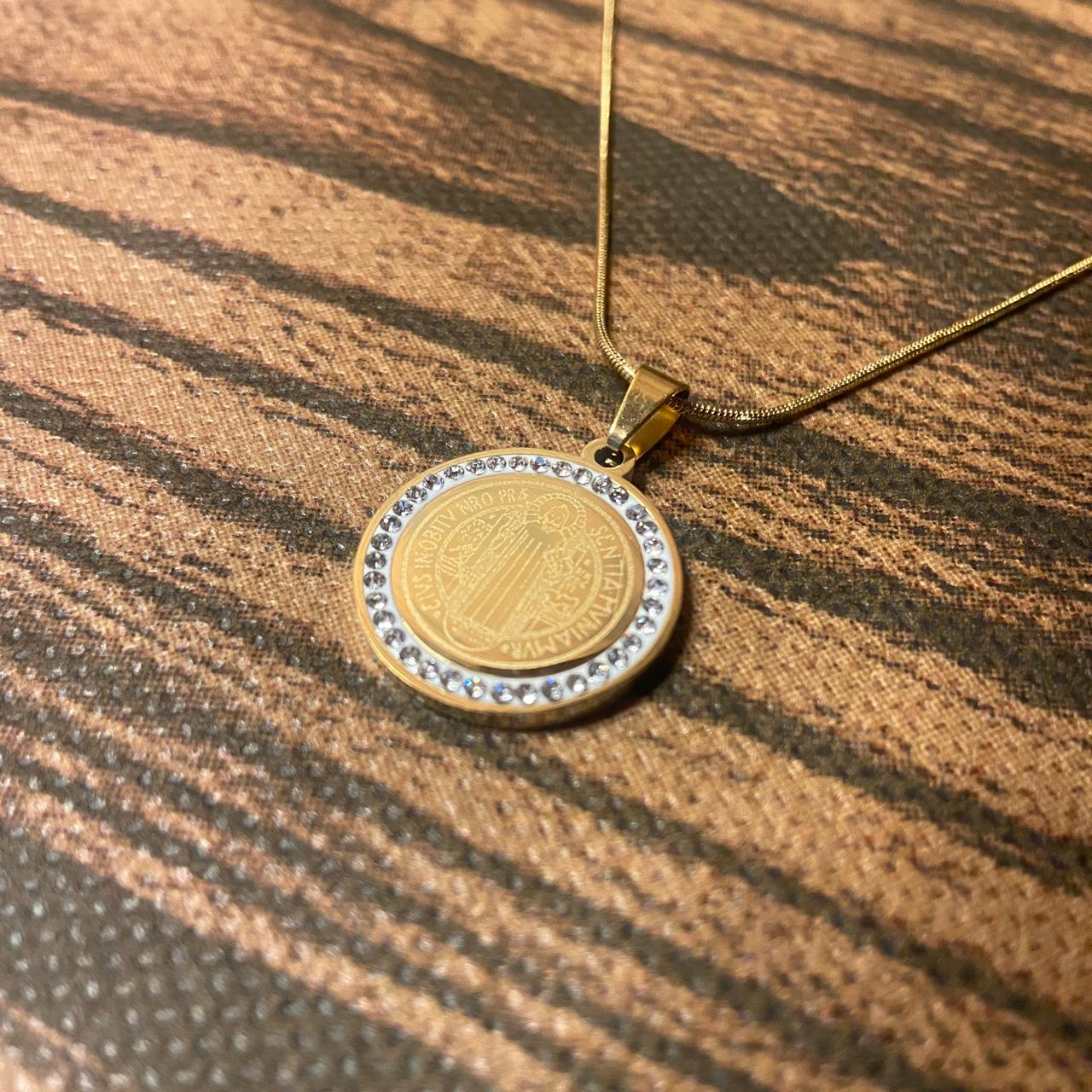 COLAR DOURADO MEDALHA SÃO BENTO COM STRASS  (1 UNIDADE)