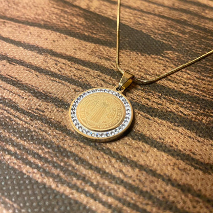 COLAR DOURADO MEDALHA SÃO BENTO COM STRASS  (1 UNIDADE)