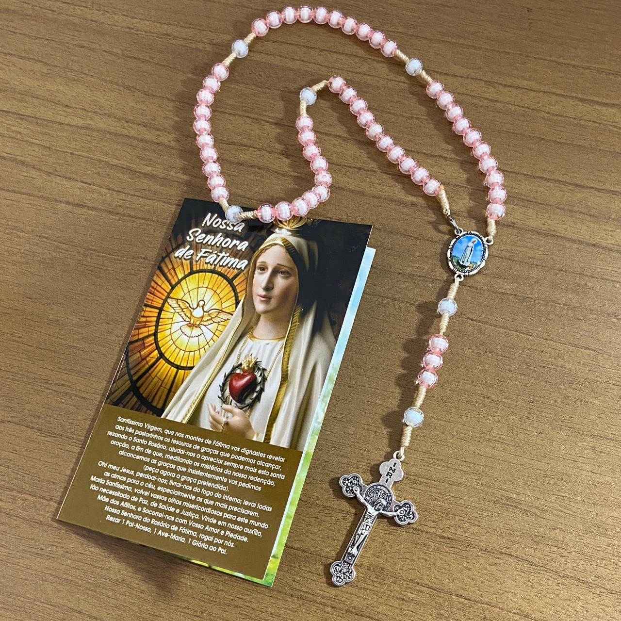 TERÇO ACRÍLICO ROSA COM FECHO NOSSA SENHORA DE FÁTIMA 08MM (1 UNIDADE)