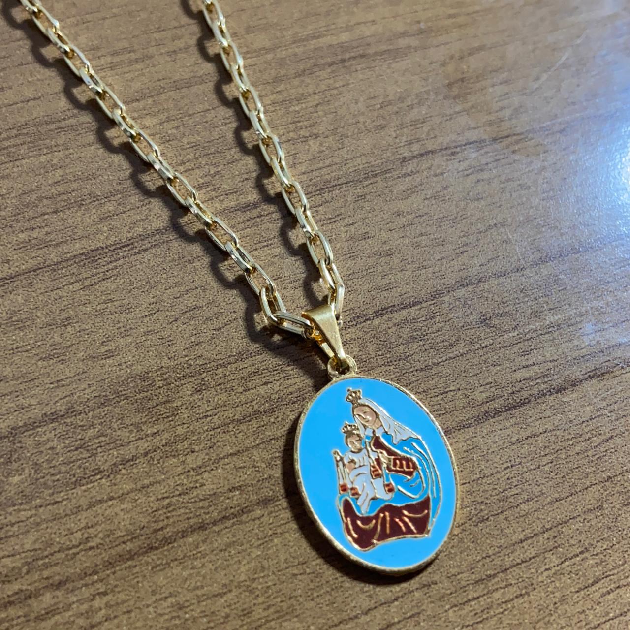 CORRENTE DOURADA COM MEDALHA RESINADA NOSSA SENHORA DO CARMO ( 1 UNIDADE)