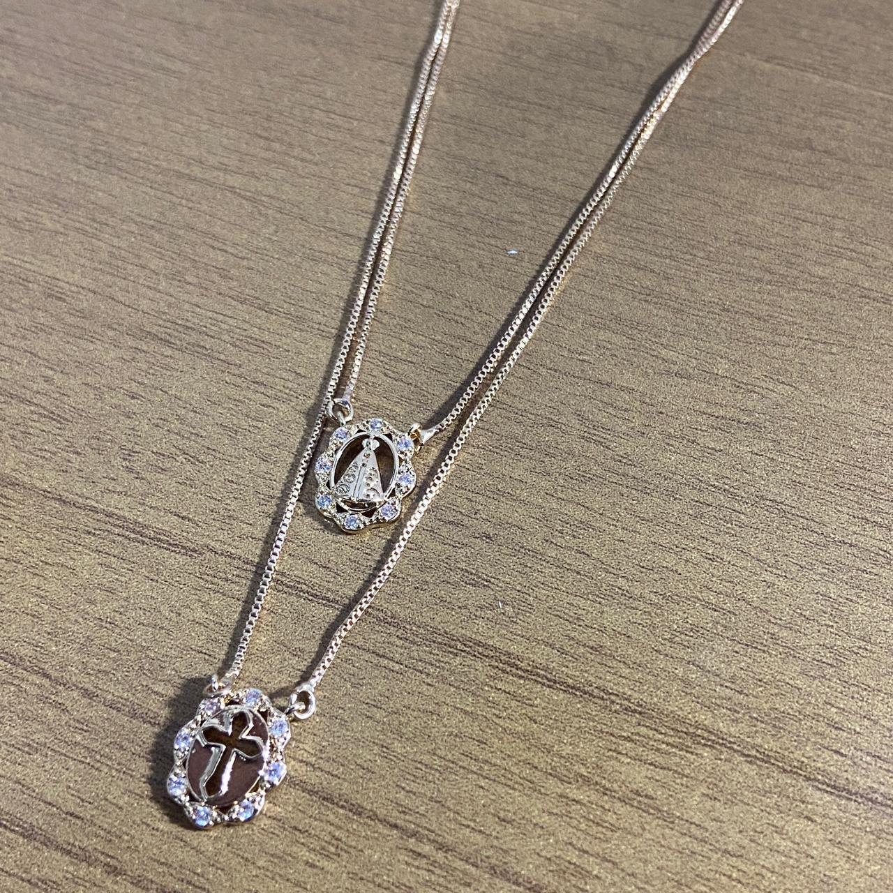 CONJUNTO COLARES DOURADOS NOSSA SENHORA APARECIDA E CRUZ COM STRASS   (1 UNIDADE)