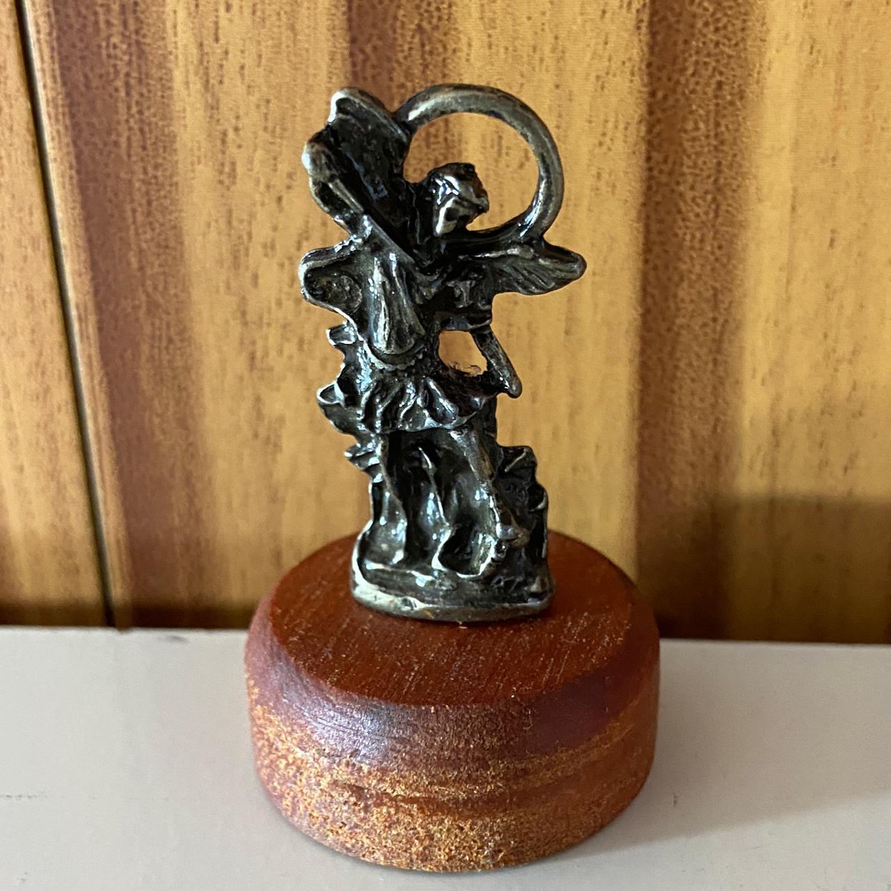 IMAGEM DE MESA METAL OURO VELHO SÃO MIGUEL ARCANJO BASE DE MADEIRA 5CM (1 UNIDADE)