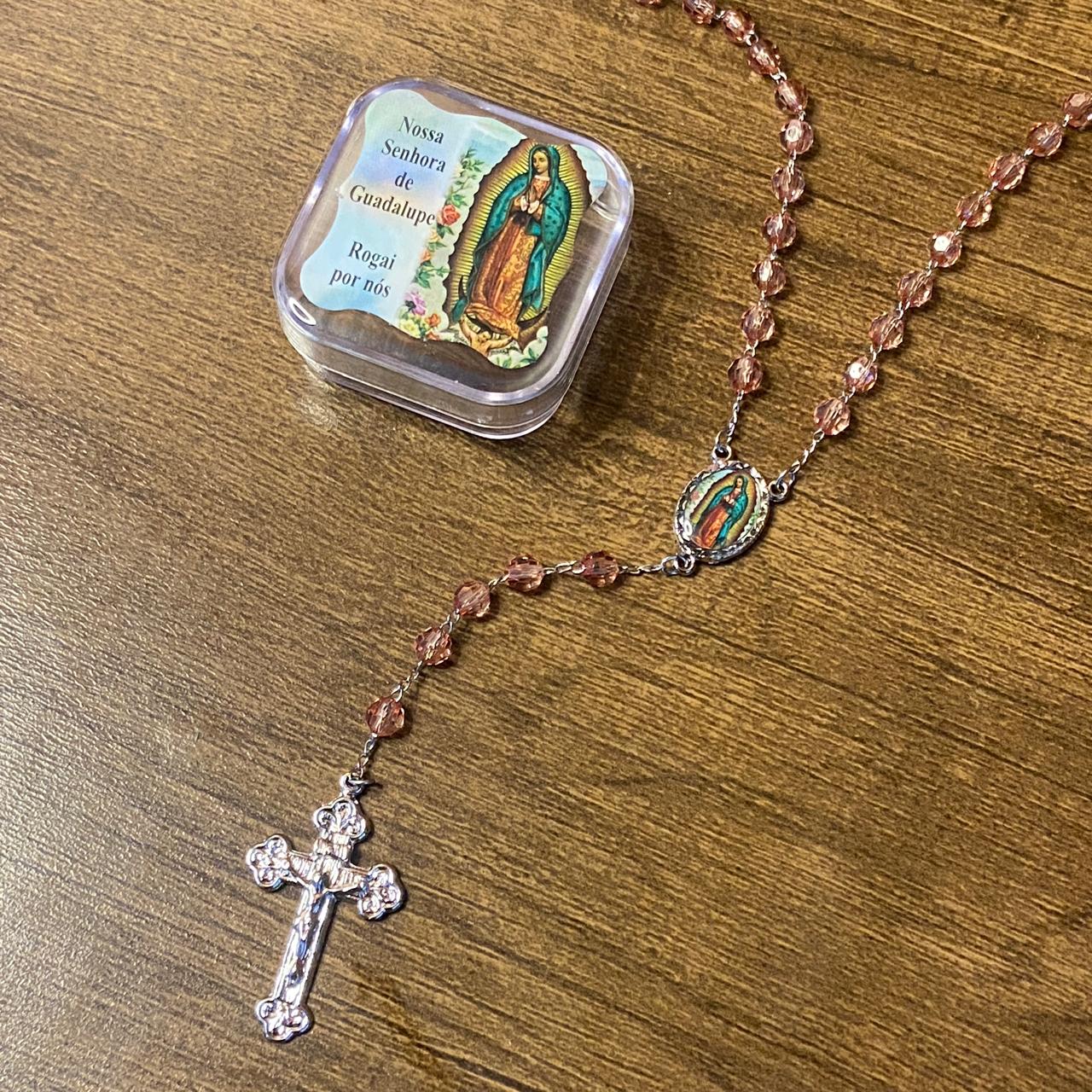 TERÇO SEMICRISTAL NA CAIXINHA NOSSA SENHORA DE GUADALUPE 6MM (6 UNIDADES)
