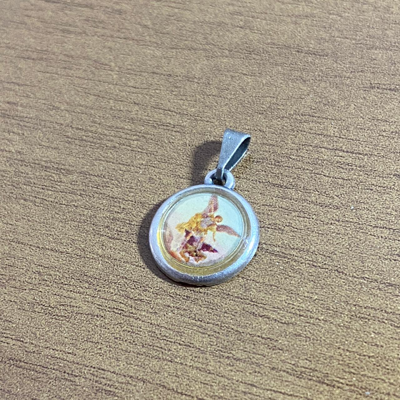 PINGENTE REDONDO PRATEADO RESINADO SÃO MIGUEL ARCANJO  (6 UNIDADES)