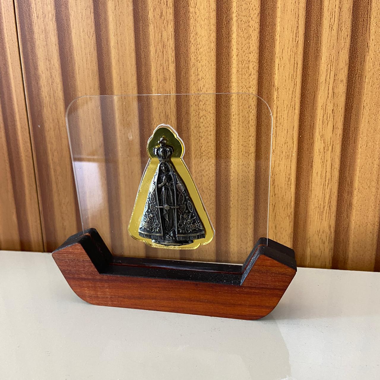 IMAGEM DE MESA METAL OURO VELHO NOSSA SENHORA APARECIDA NO ACRÍLICO E BASE DE MADEIRA 10,7CM (1 UNIDADE)