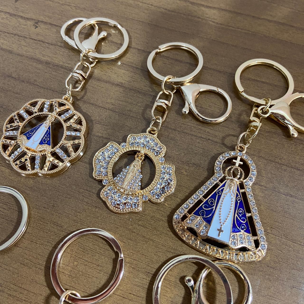 CHAVEIRO LUXO COM MOSQUETE NOSSA SENHORA APARECIDA MODELOS SORTIDOS (6 UNIDADES)