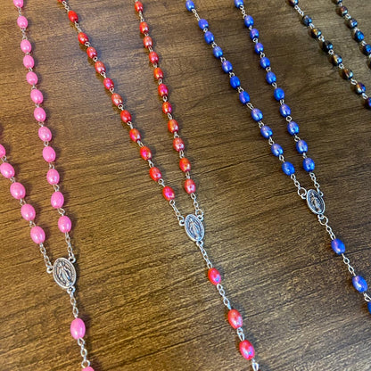 TERÇO PÉROLA NOSSA SENHORA DAS GRAÇAS CRUCIFIXO SÃO BENTO CORES SORTIDAS 06MM  ( 6 UNIDADES)