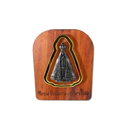 ADORNO DE MESA MADEIRA NOSSA SENHORA APARECIDA DE METAL COM ACRÍLICO 9,5CM(1 UNIDADE)