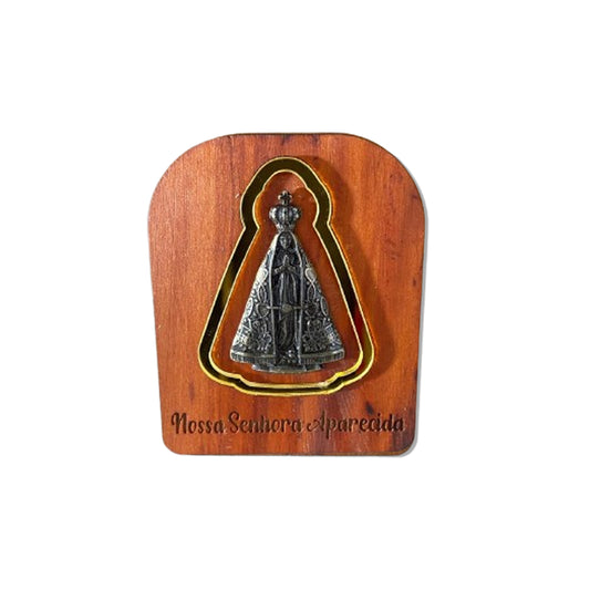 ADORNO DE MESA MADEIRA NOSSA SENHORA APARECIDA DE METAL COM ACRÍLICO 9,5CM(1 UNIDADE)
