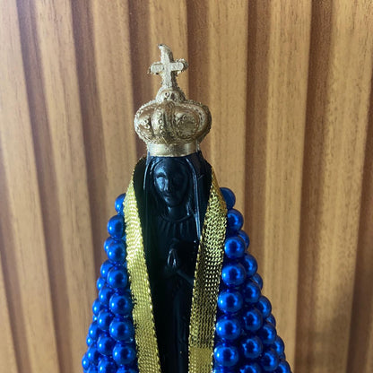 IMAGEM DE PLÁSTICO NOSSA SENHORA APARECIDA COM AREIA MANTO DE PÉROLA AZUL 18CM  (1 UNIDADE)