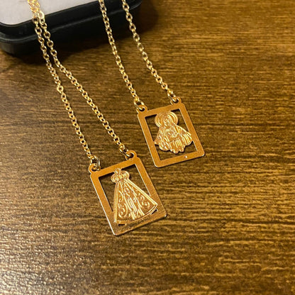 ESCAPULÁRIO DOURADO VAZADO SAGRADO CORAÇÃO DE JESUS E NOSSA SENHORA APARECIDA - MOD2 ( 6 UNIDADE)