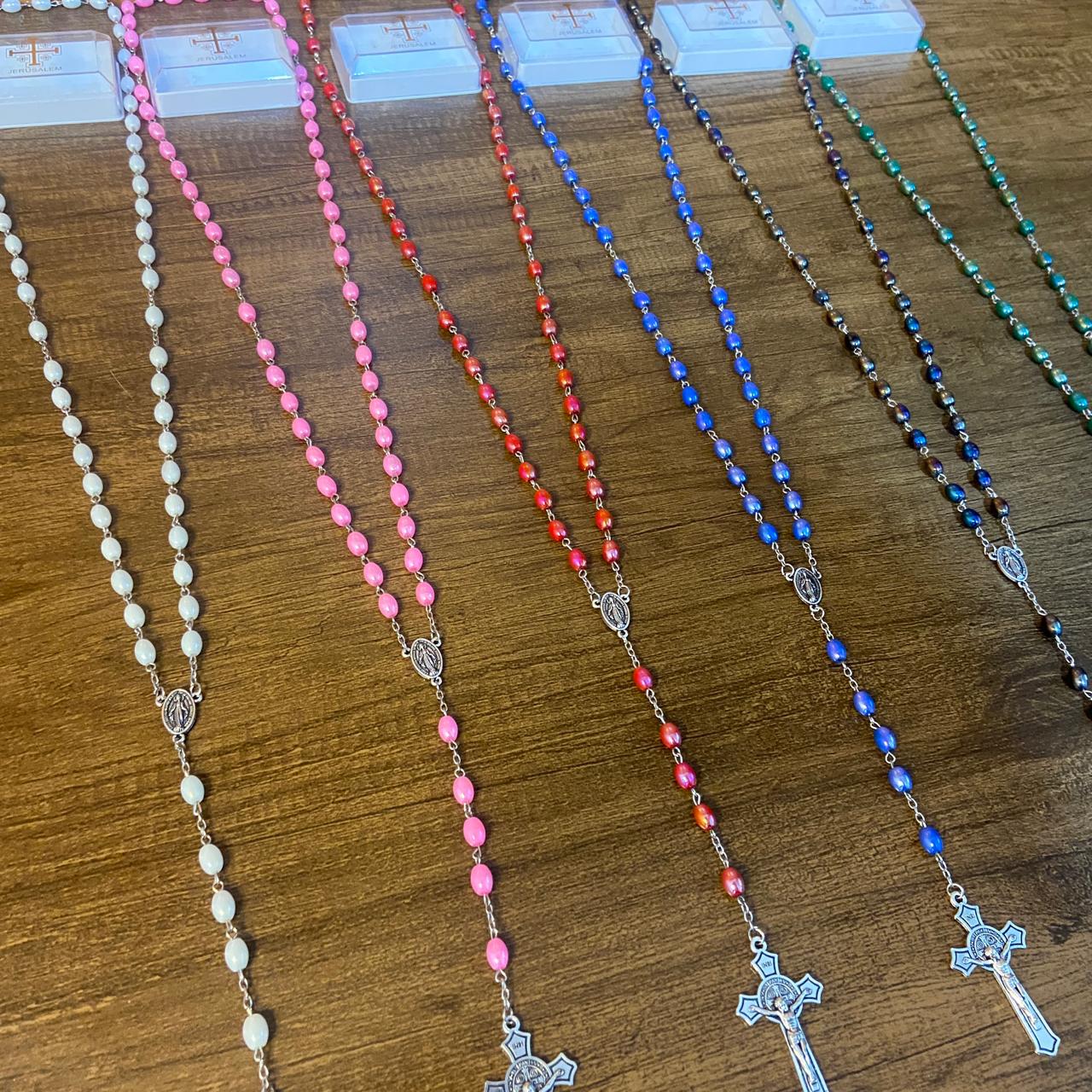 TERÇO PÉROLA NOSSA SENHORA DAS GRAÇAS CRUCIFIXO SÃO BENTO CORES SORTIDAS 06MM  ( 6 UNIDADES)