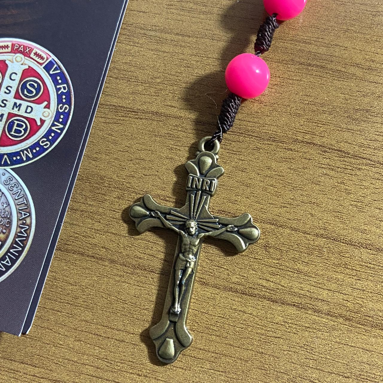 TERÇO PÉROLA ROSA CAMPISTA MEDALHA SÃO BENTO 10MM (1 UNIDADE)