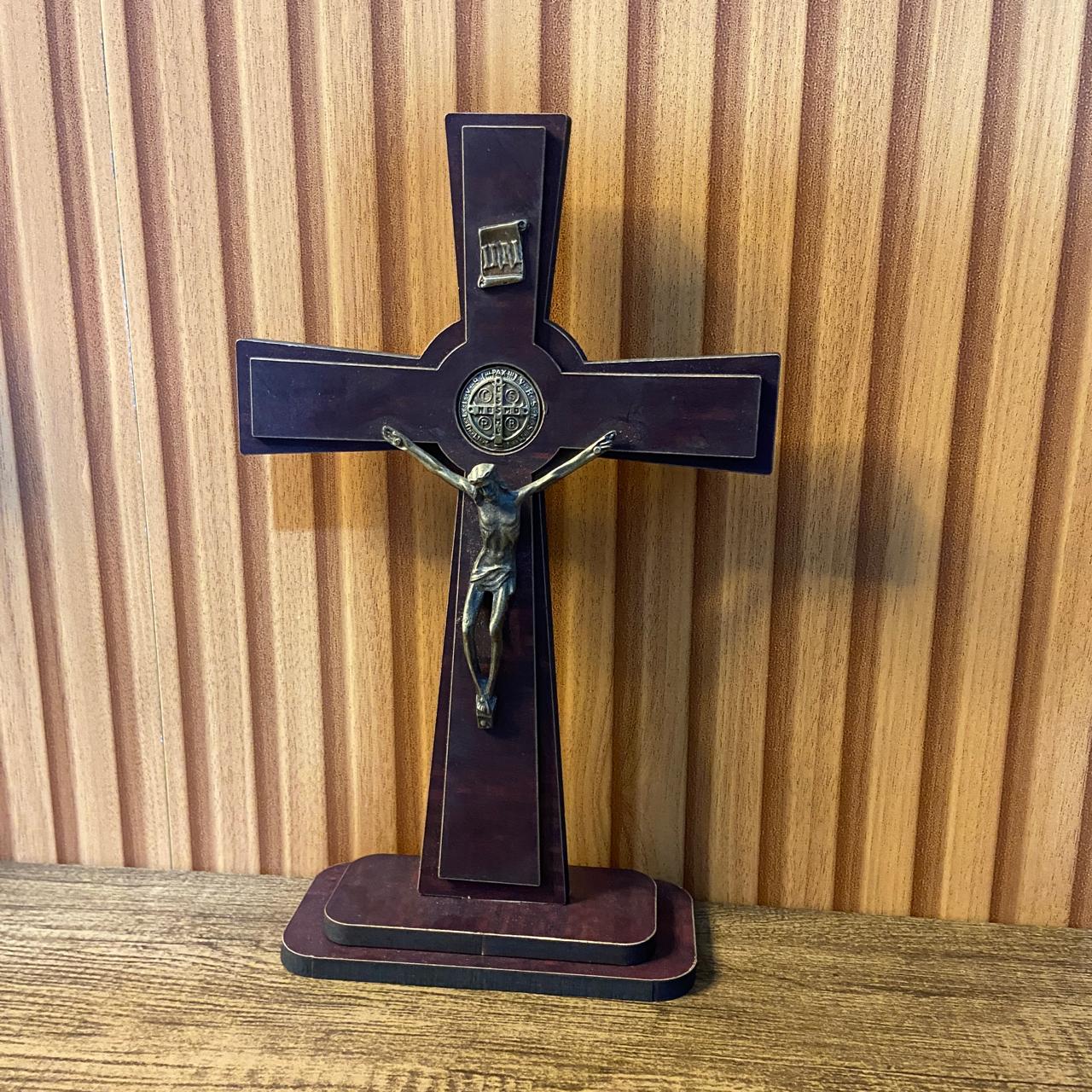 CRUCIFIXO MDF DE MESA MEDALHA SÃO BENTO 24CM (1 UNIDADE)