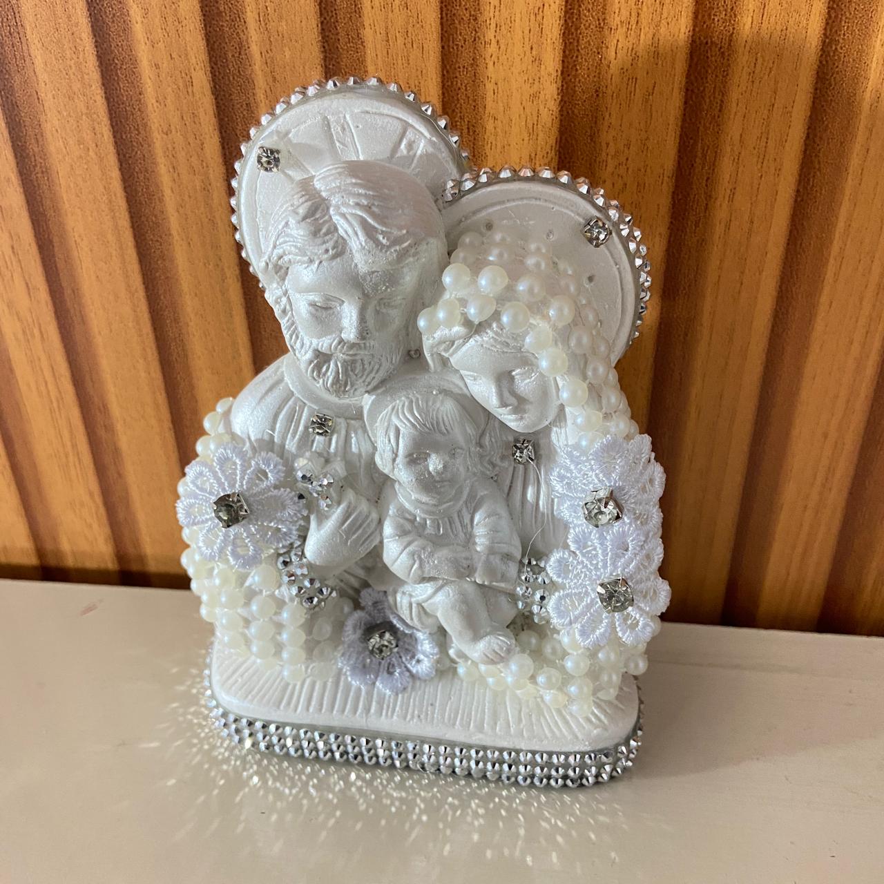 BUSTO DE GESSO SAGRADA FAMÍLIA BRANCO COM PÉROLA E STRASS PRATA 14CM (1 UNIDADE)