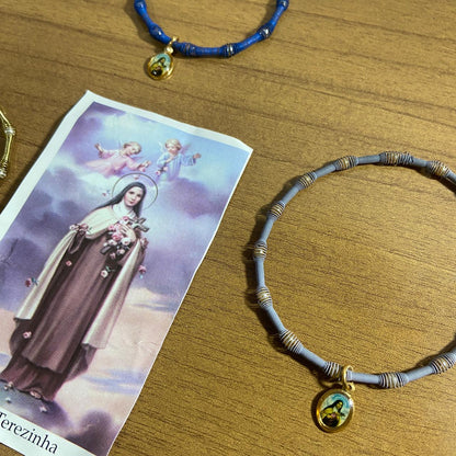 PULSEIRA DE MOLA COM MEDALHA SANTA TERESINHA CORES SORTIDAS  (3 UNIDADES)