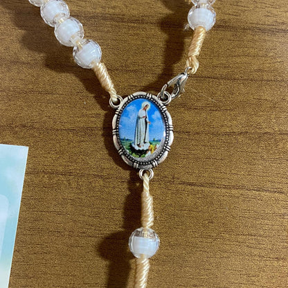 TERÇO ACRÍLICO BRANCO COM FECHO NOSSA SENHORA DE FÁTIMA MOD1 08MM (1 UNIDADE)