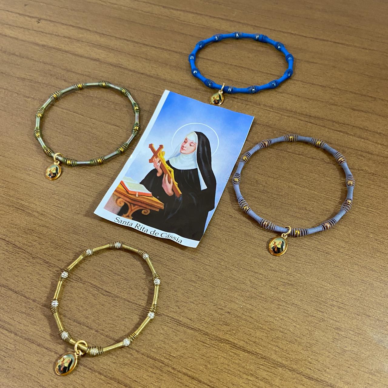 PULSEIRA DE MOLA COM MEDALHA SANTA RITA DE CÁSSA CORES SORTIDAS  (3 UNIDADES)