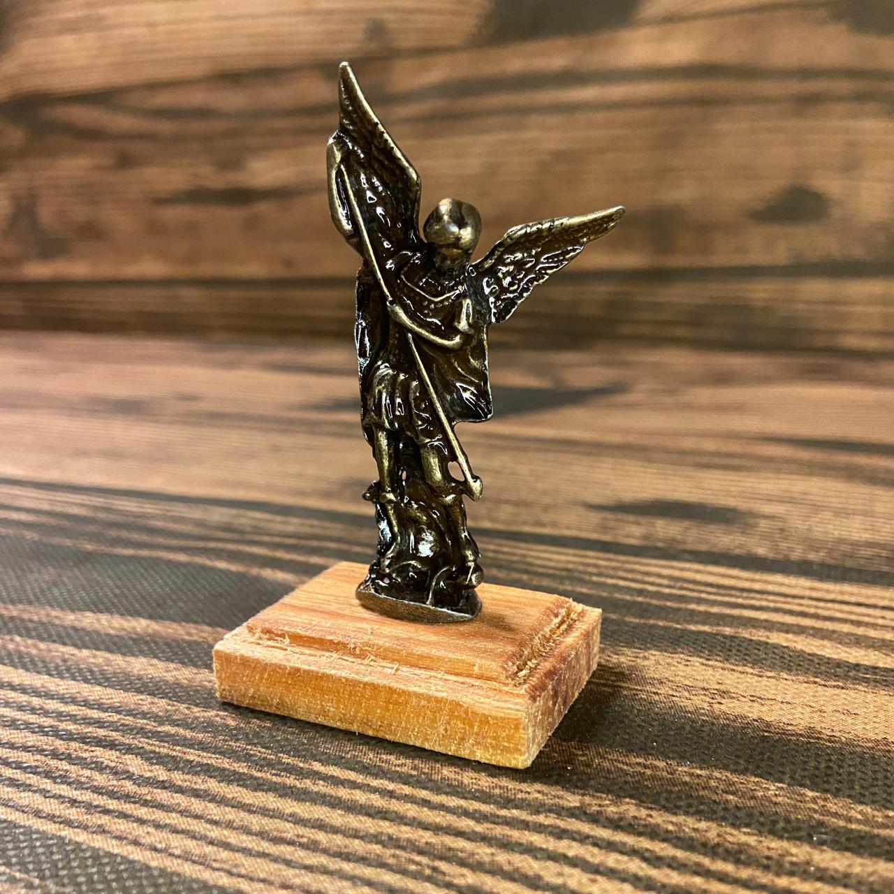 IMAGEM DE MESA METAL OURO VELHO SÃO MIGUEL ARCANJO COM  BASE DE MADEIRA 8,5CM (1 UNIDADE)