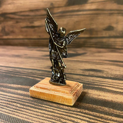 IMAGEM DE MESA METAL OURO VELHO SÃO MIGUEL ARCANJO COM  BASE DE MADEIRA 8,5CM (1 UNIDADE)