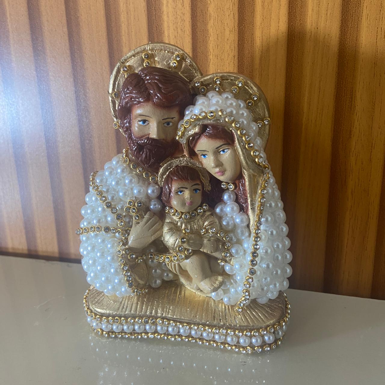 BUSTO DE GESSO SAGRADA FAMÍLIA BRANCO E DOURADO COM PÉROLA E STRASS 13CM MOD 1 (1 UNIDADE)