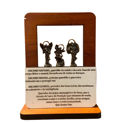 ADORNO DE MESA MADEIRA TRÊS ARCANJOS DE METAL COM ORAÇÃO 17CM (1 UNIDADE)