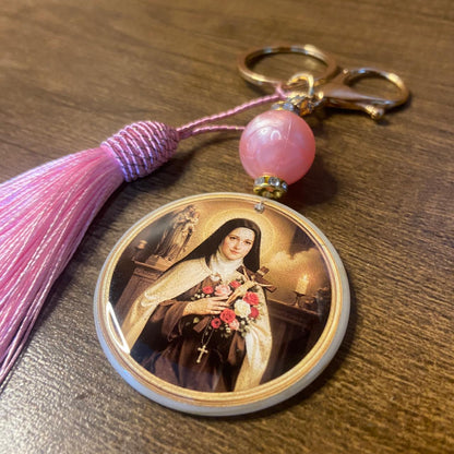 CHAVEIRO LUXO MEDALHA RESINADA SANTA TERESINHA  (1 UNIDADE)