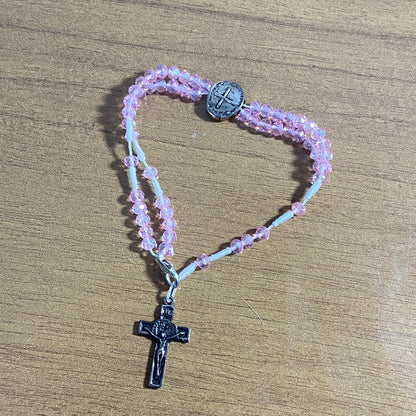 TERÇO PULSEIRA CRISTAL DUAS MEDALHAS ROSA TRANSPARENTE  (3 UNIDADES)