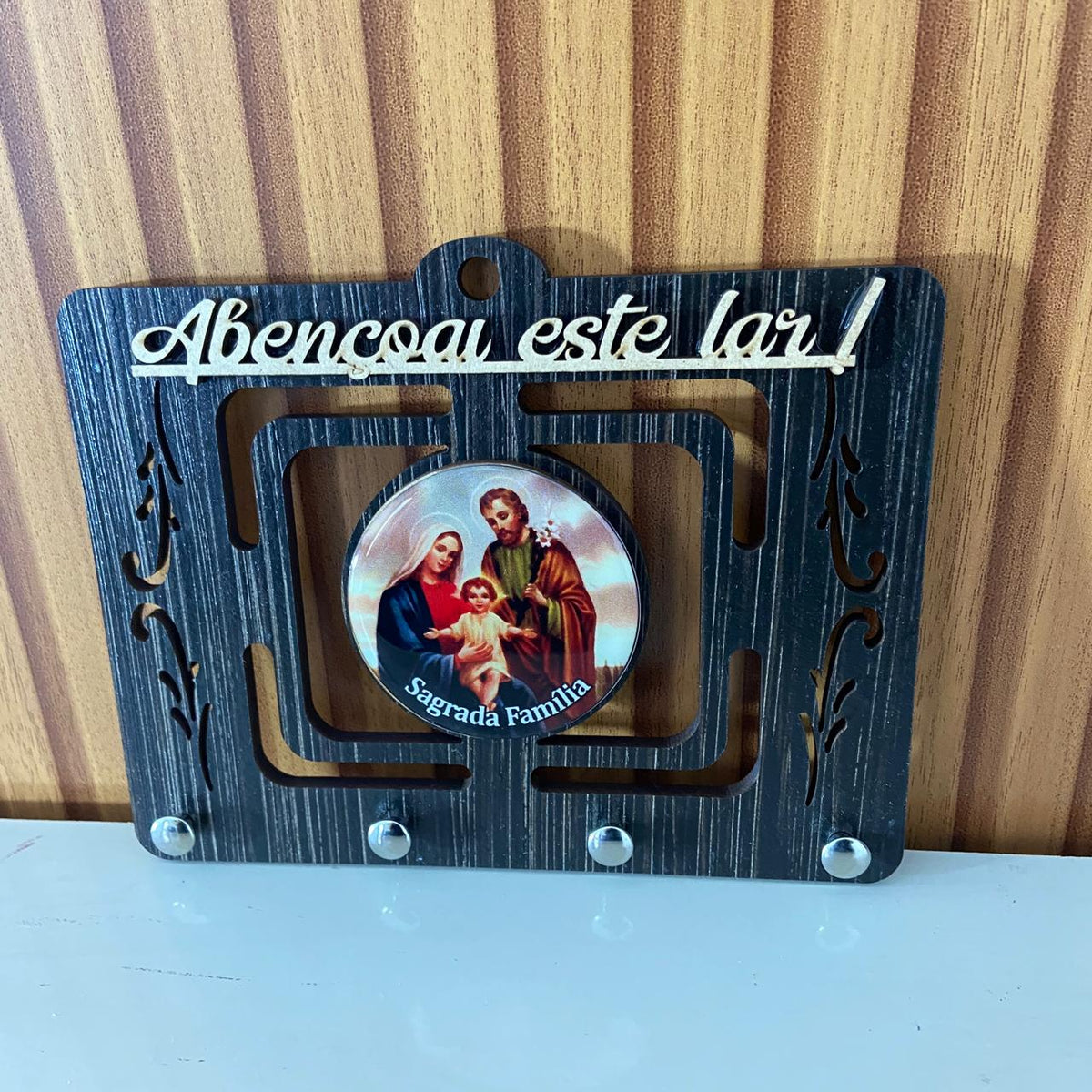 PORTA CHAVE VAZADO RESINADO SAGRADA FAMÍLIA 14CM (1 UNIDADE)