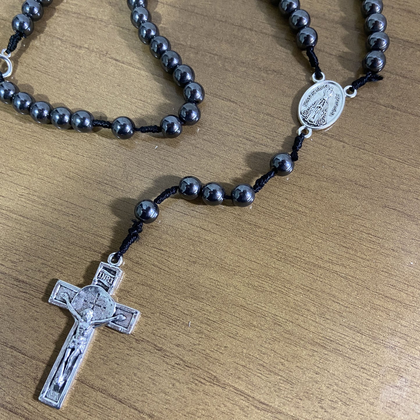 TERÇO DE HEMATITA NOSSA SENHORA APARECIDA COM FECHO 8MM (1 UNIDADE)