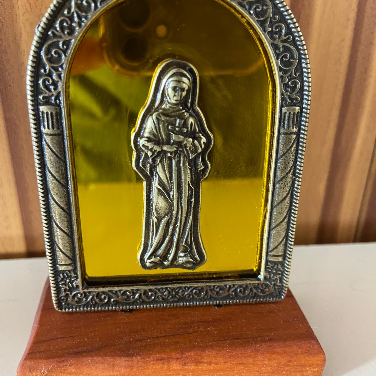 ADORNO DE MESA MADEIRA ESPELHADO SANTA RITA DE CÁSSIA METAL OURO VELHO 9,8CM (1 UNIDADE)